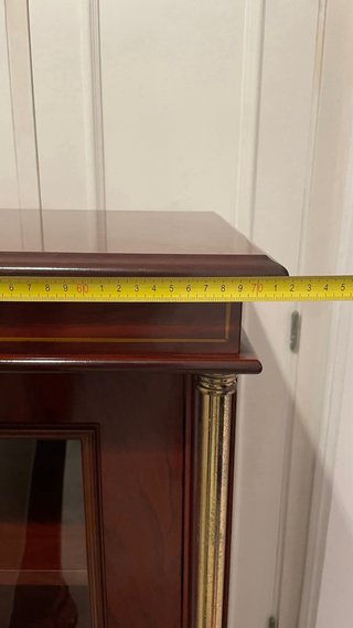 Vitrina de madera con puertas de cristal