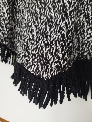 Jersey punto blanco y negro con flecos