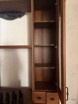 Alacena de cocina de madera. Sobre patas regulable