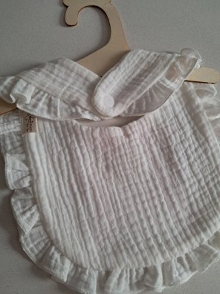 Baberos de muselina blancos con volantes