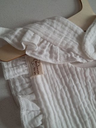 Baberos de muselina blancos con volantes