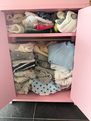 Armario y ropa de muñecas rosa