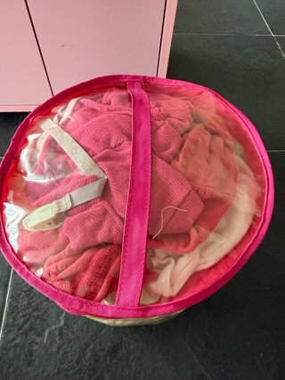 Armario y ropa de muñecas rosa