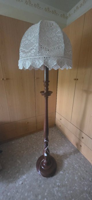 Lámpara de pie de madera con pantalla de tela