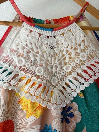 Vestido estampado floral con crochet