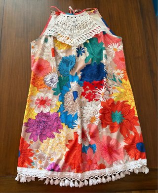 Vestido estampado floral con crochet