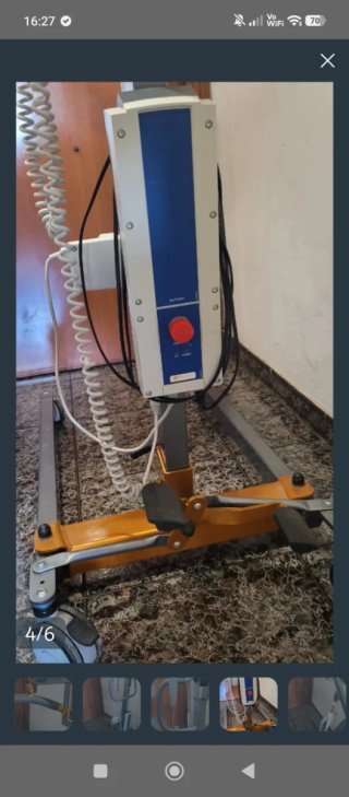 Grúa para personas con movilidad reducida y cama.