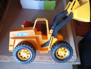 Escavadora de brinquedo amarela