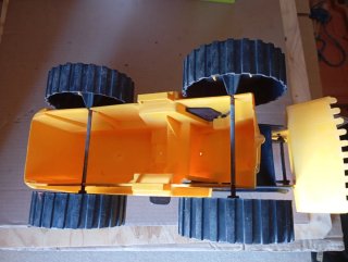 Escavadora de brinquedo amarela
