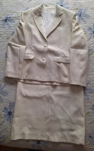 Traje falda y chaqueta blanco alla 46
