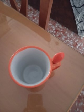 Taza naranja con cucharilla