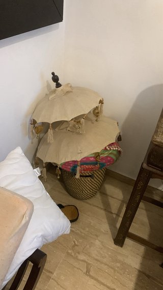 Varios muebles y camilla de masaje inarex (mudanza