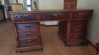 Escritorio antiguo de madera