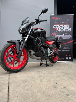 Honda NC750S Negra y Roja