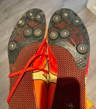Zapatillas Mizuno Clavos Naranja y Dorado