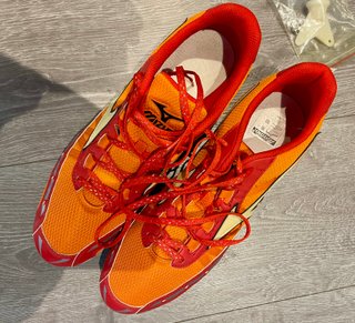 Zapatillas Mizuno Clavos Naranja y Dorado