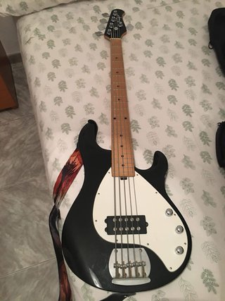 Bajo OLP 5 cuerdas MusicMan