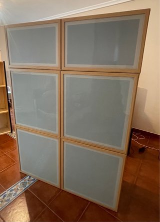Mueble estantería modular BESTÅ IKEA con puertas
