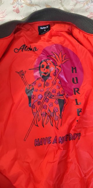 Cazadora bomber Hurley verde con forro rojo