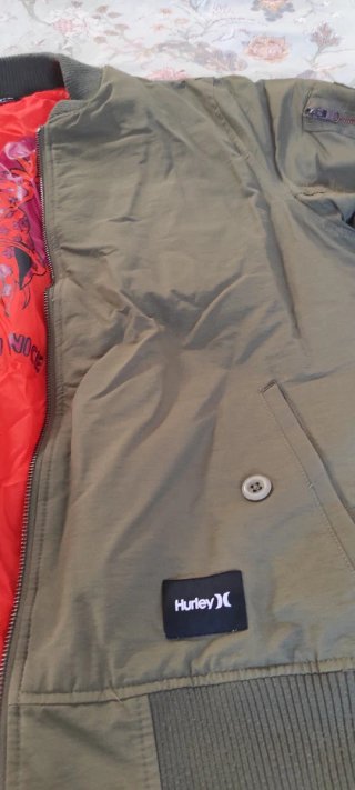 Cazadora bomber Hurley verde con forro rojo