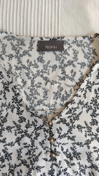 Blusa con estampado de hojas