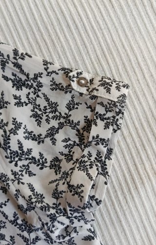 Blusa con estampado de hojas
