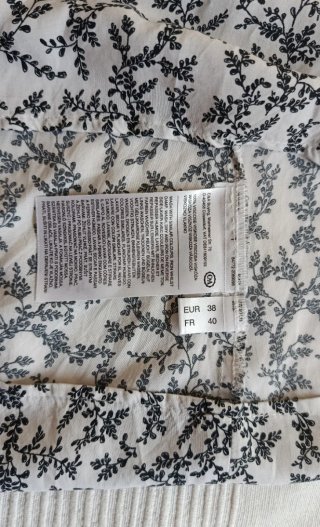 Blusa con estampado de hojas