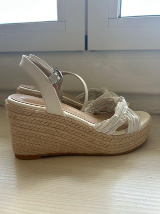 Sandalias cuña beige y blancas