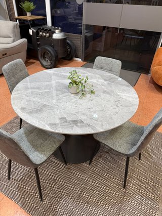 Mesa de comedor redonda con 4 sillas