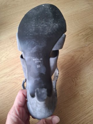 Zapatos de tacón grises