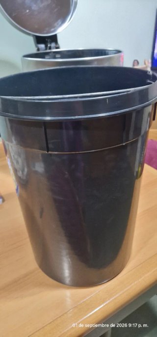 Cubo de basura con pedal de acero inoxidable