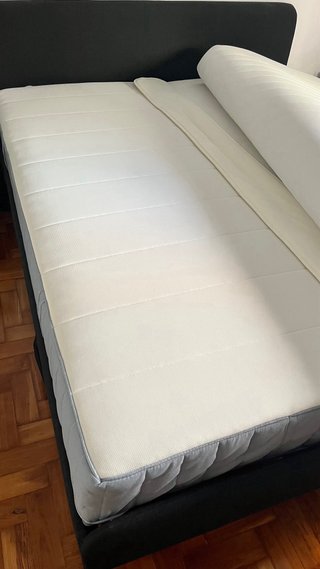 Cama Ikea com colchões e topper e manta