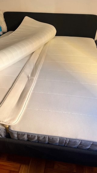 Cama Ikea com colchões e topper e manta