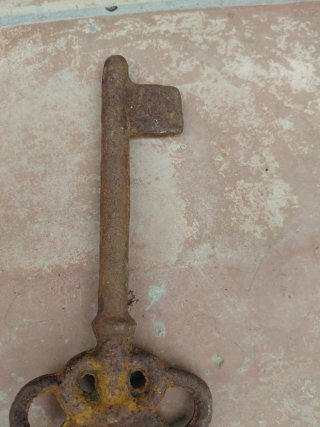 Llave antigua castillo forja  romanico gotico