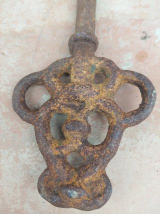 Llave antigua castillo forja  romanico gotico
