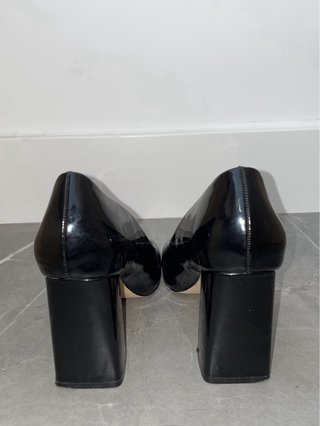 Tacones negros de charol