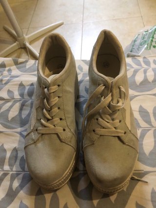 Zapatillas grises y blancas