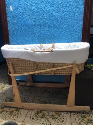 Cuco de mimbre con soporte de madera
