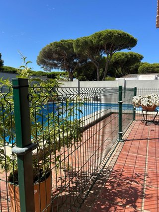 Valla metálica verde para piscina