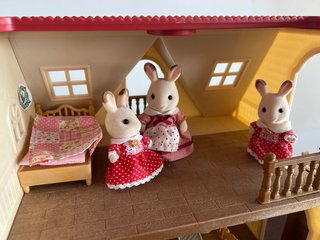 Sylvanian families. Casita, coche, bus, tienda