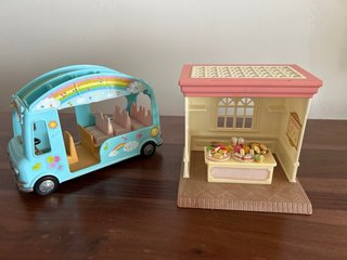 Sylvanian families. Casita, coche, bus, tienda