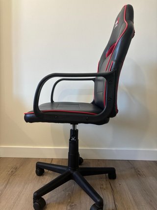 Silla Gamer XTR Negra con Detalles Rojos
