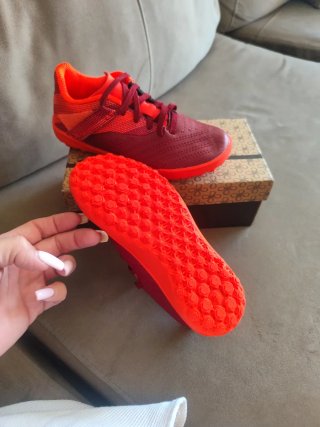 Zapatillas multitacos naranjas y rojas . Talla 30
