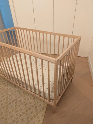 Cuna Ikea SNIGLAR 60x120 cm con colchón y sábanas