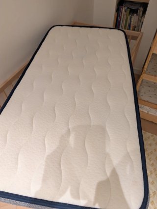 Cuna Ikea SNIGLAR 60x120 cm con colchón y sábanas