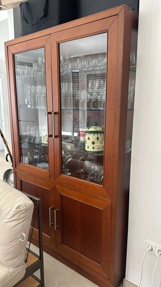 Vitrina de salón de madera y cristal. Urge venta.