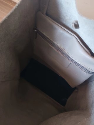 Bolso de piel gris tipo tote