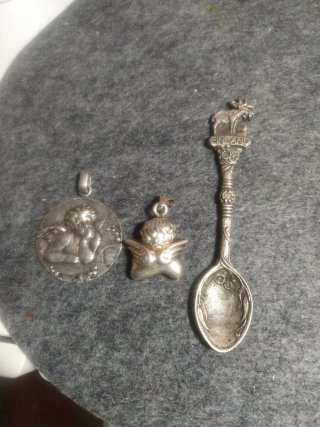 Lote de plata antiguo: Colgantes y Cuchara