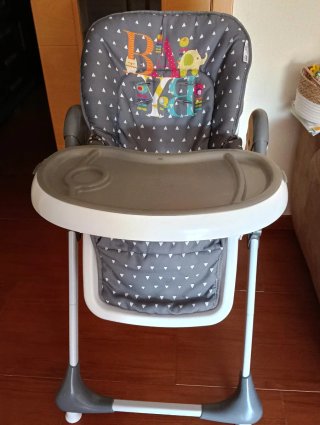 Trona de bebé gris con estampado