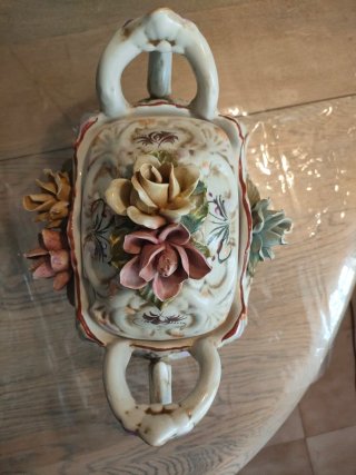 Sopera de porcelana con flores